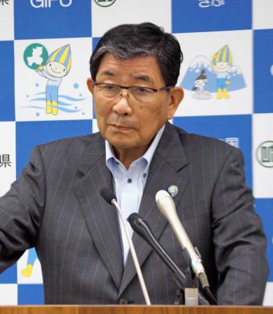 記者会見する岐阜県の古田肇知事＝８日午後、岐阜県庁