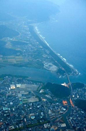 日向灘に面した宮崎県日南市の沿岸部。気象庁は南海トラフ巨大地震の臨時情報で「南海トラフ巨大地震の発生可能性が平常時に比べて相対的に高まっている」として注意情報を出した＝８日午後７時１７分（共同通信社ヘリから）