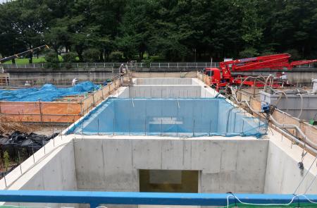 　地上から見たケーソン上部開口部＝東京都内