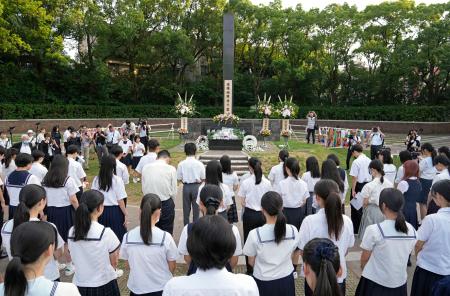 原爆落下中心地碑で黙とうする高校生ら＝９日午前、長崎市の爆心地公園