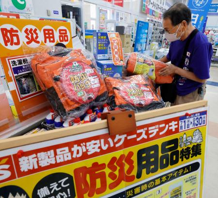 　家電量販店に設置された防災用品のコーナーを見る男性＝９日午後１時５分、鹿児島県志布志市