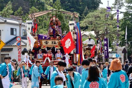 　祭りばやしが奏でられる中、「いにしえ街道」を進む山車＝１０日午後、北海道江差町