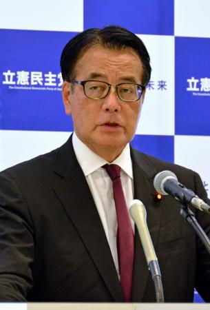 記者会見する立憲民主党の岡田幹事長＝７日、国会