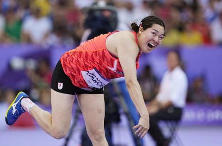 　女子やり投げ決勝　北口榛花の１投目＝パリ郊外（共同）