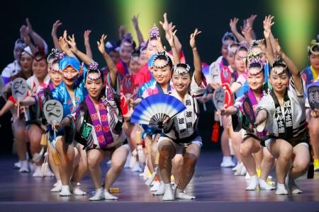 阿波おどりの開幕イベントで披露された演舞＝１１日午後、徳島市