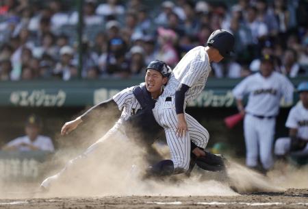 　鳥取城北―明徳義塾　５回裏明徳義塾２死満塁、長谷川の２点打で生還する二走藤森。捕手石黒＝甲子園