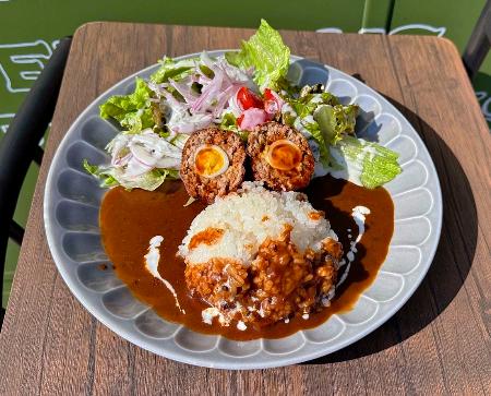 千葉県木更津市内の飲食店で、カレーライスにのせて提供される「フーカデンビーフ」