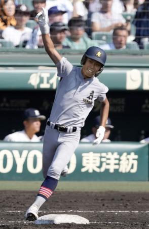 　長野日大―青森山田　４回表、本塁打を放ち、笑顔で一塁を回る青森山田・佐藤洸＝甲子園