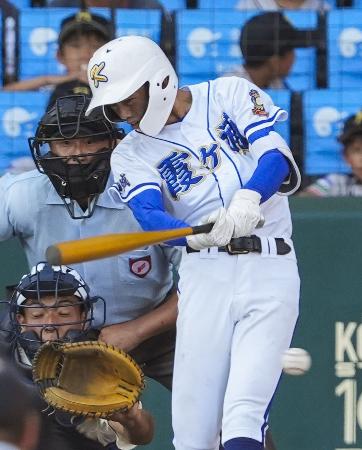 　霞ケ浦―智弁和歌山　タイブレークの１１回表霞ケ浦２死一、三塁、真仲が三塁へ適時内野安打を放つ。捕手上田＝甲子園