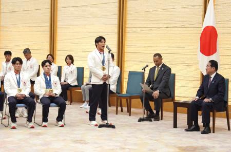 岸田首相（右端）と面会し、あいさつする柔道男子の阿部一二三選手（同３人目）＝１３日午後、首相官邸