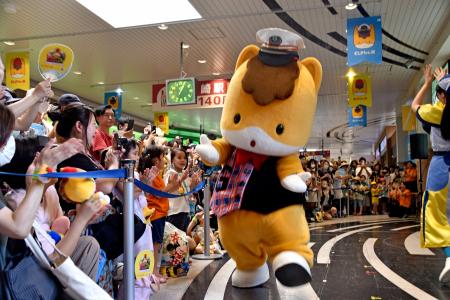 ＪＲ高崎駅構内でファンと交流する「ぐんまちゃん」＝７月、群馬県高崎市