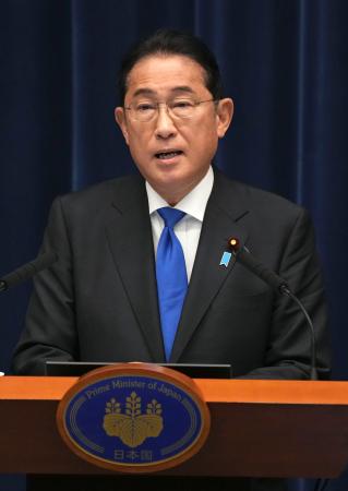 　記者会見で自民党総裁選への不出馬を表明する岸田首相＝１４日午前、首相官邸