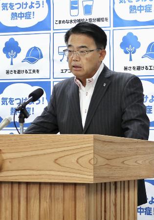 ７月、記者会見する愛知県の大村秀章知事＝愛知県庁