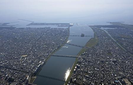 日向灘に面する宮崎市の市街地＝９日