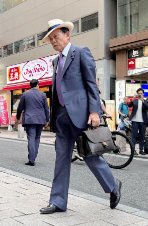 自民党の茂木幹事長との会食に向かう麻生副総裁＝１４日午後、東京・赤坂