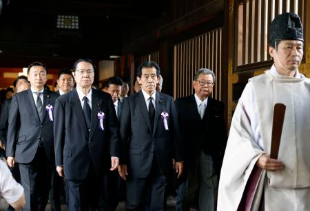 　参拝に向かう「みんなで靖国神社に参拝する国会議員の会」のメンバー＝１５日午前、東京・九段北の靖国神社