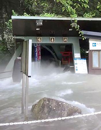 龍泉洞内の地底湖の水位が上がり、入り口からあふれ出す濁った水＝１３日、岩手県岩泉町（龍泉洞事務所提供）