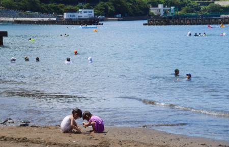 静岡県伊豆市の土肥海水浴場で、海水浴を楽しむ人たち＝１５日午前