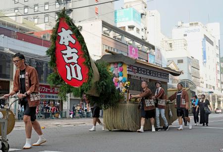 伝統行事「精霊流し」で長崎市内を練り歩く精霊船＝１５日午後