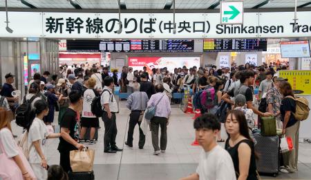 混雑するＪＲ新大阪駅の改札口＝１５日午後