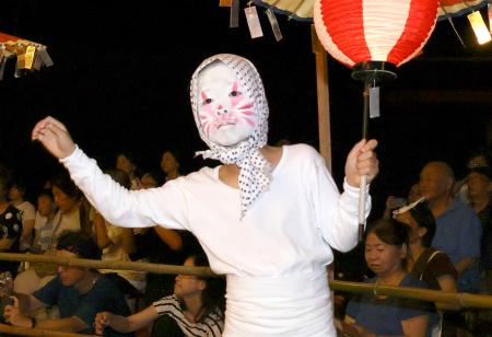 姫島盆踊りで「キツネ踊り」を披露する子どもたち＝１５日夜、大分県姫島村