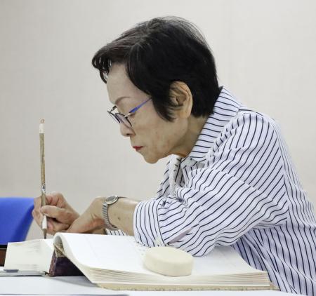 ６月、原爆死没者名簿に記帳する池亀和子さん＝広島市役所