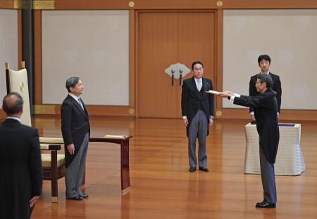 　親任式で天皇陛下から任命される最高裁の今崎幸彦長官。奥左は岸田首相＝１６日午後、宮殿・松の間（代表撮影）