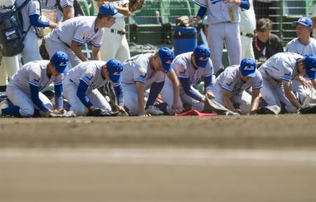 　智弁学園に敗れ、グラウンドの土を集める小松大谷ナイン＝甲子園