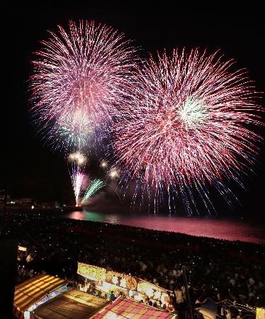 三重県熊野市の七里御浜で開かれた「熊野大花火大会」＝１７日夜