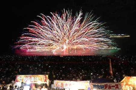 　夜の海を彩る七里御浜の「熊野大花火大会」＝１７日夜、三重県熊野市