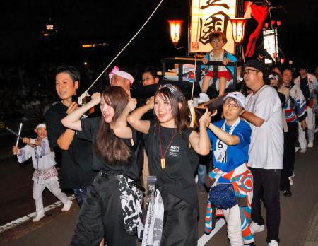 　石川県輪島市の重蔵神社が金沢市でキリコ祭りを開き、練り歩く担ぎ手ら＝１７日夜