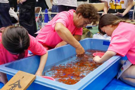 奈良県大和郡山市で開催された、全国金魚すくい選手権大会＝１８日