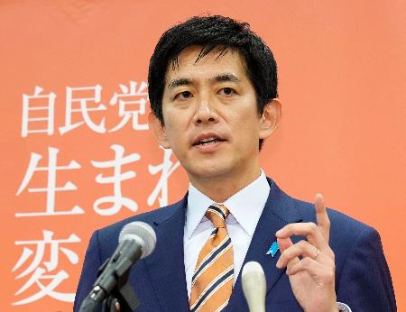 　記者会見で自民党総裁選への立候補を表明する小林前経済安保相＝１９日午後、国会