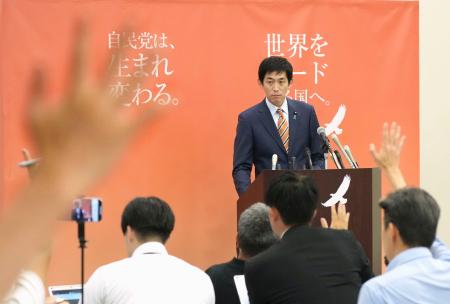 　記者会見で自民党総裁選への立候補を表明した小林前経済安保相＝１９日午後、国会