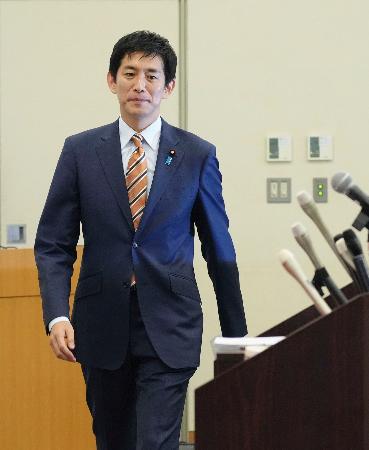 　自民党総裁選への立候補表明の記者会見に臨む小林前経済安保相＝１９日午後、国会