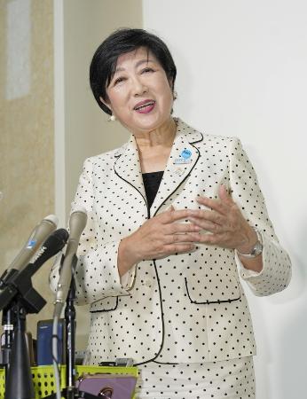 ７月、取材に応じる東京都の小池百合子知事