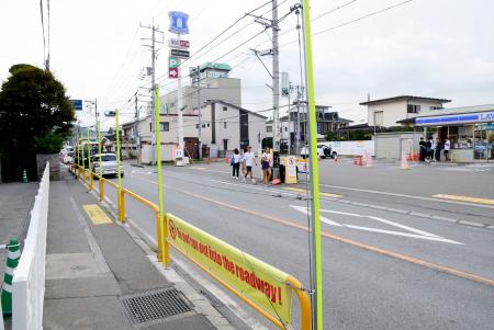 幕が撤去されたコンビニ周辺＝１９日午後、山梨県富士河口湖町