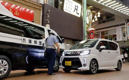 神戸元町商店街で発生した衝突事故現場の実況見分＝１９日午後１０時１０分、神戸市