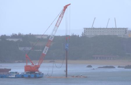 沖縄県名護市辺野古沖の大浦湾で、海中に金属製のくいを下ろすクレーン船＝２０日午後２時１４分