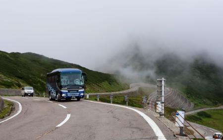 開通した「乗鞍スカイライン」の先頭を走るバス＝２０日午後、岐阜県高山市