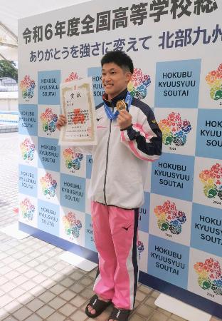 　男子高飛び込みで優勝した須磨学園・玉井陸斗＝別府市営青山プール