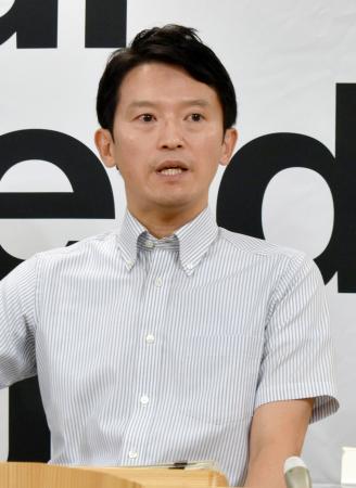 兵庫県庁で記者会見する斎藤元彦知事＝２０日午前