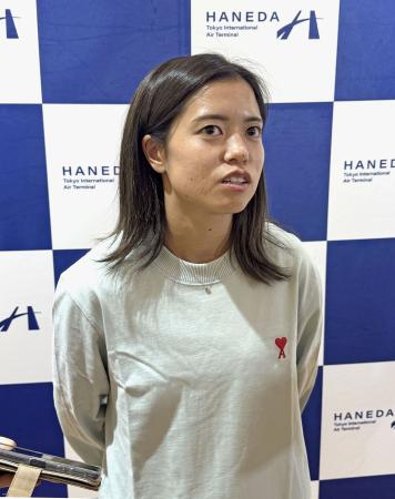 羽田空港で取材に応じるサッカー女子日本代表の長谷川唯＝２０日