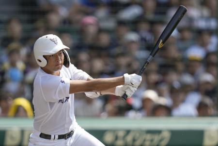 神村学園―関東第一　７回裏関東第一１死二塁、熊谷が右翼線に同点の二塁打を放つ＝甲子園