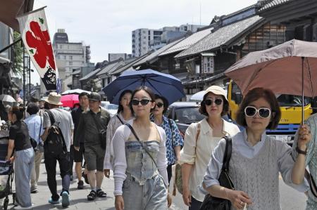 大勢の訪日客＝７月、埼玉県川越市