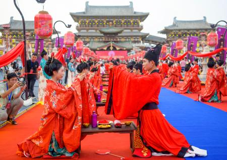 漢服を着用して結婚イベントに参加するカップルら＝１０日、中国河南省洛陽市（共同）