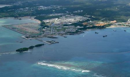 米軍普天間飛行場の移設に向けた工事が続く、沖縄県名護市辺野古沖の大浦湾＝２０日（共同通信社機から）