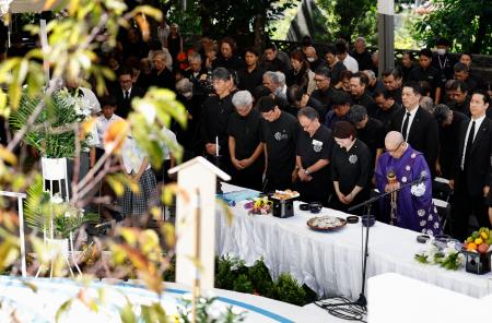 　「小桜の塔」前で開かれた学童疎開船「対馬丸」の慰霊祭＝２２日午前、那覇市