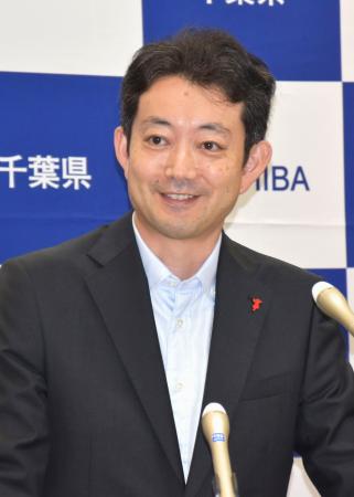 記者会見する千葉県の熊谷俊人知事＝２２日午前、千葉県庁