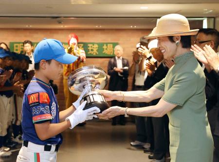 小学生野球の高円宮賜杯第４４回全日本学童軟式野球大会マクドナルド・トーナメントを制し、高円宮妃久子さまから賜杯を授与される新家スターズの選手＝２２日、神宮